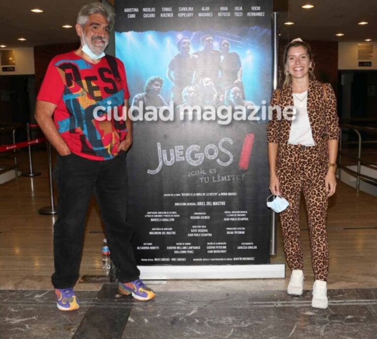 Laurita Fernández impactó con su look "total" animal print en su salida al teatro