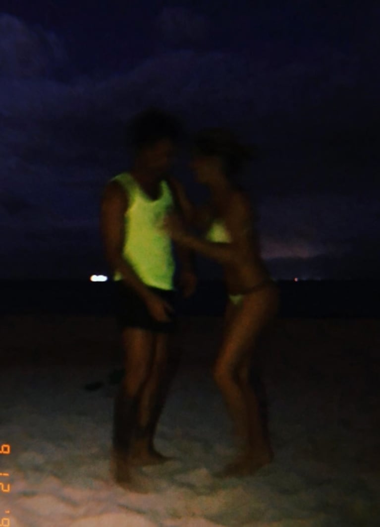 Laurita Fernández, lomazo y acrobacias nocturnas en la playa con Nicolás Cabré