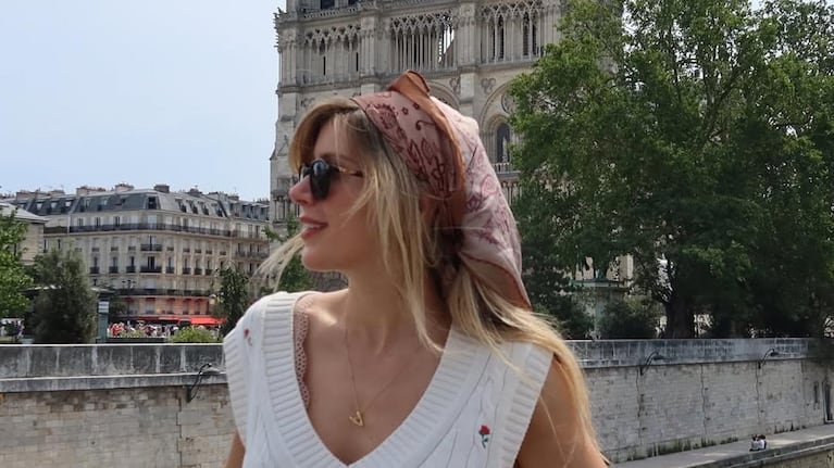 Laurita Fernández posó durante su visita a París.
