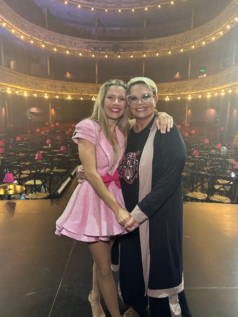 Laurita Fernández y Carmen Barbieri después de la función de Legalmente rubia.