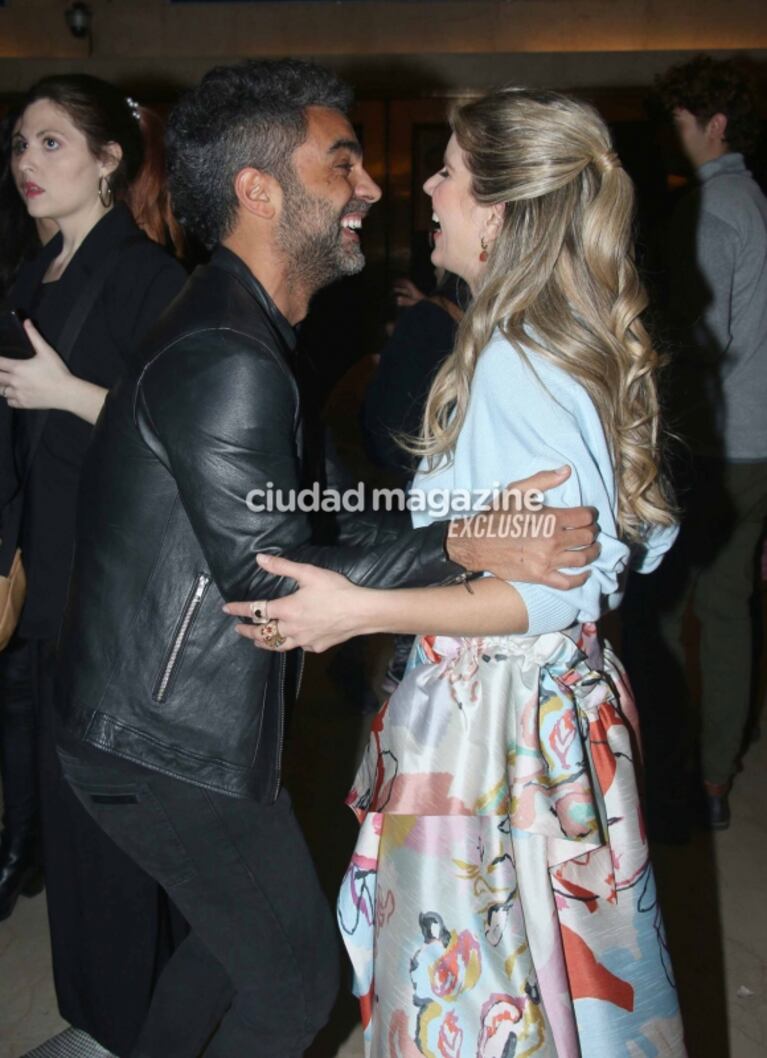 Laurita Fernández y Peluca Brusca, a los besos en la función de prensa de Matilda: las fotos de la pareja