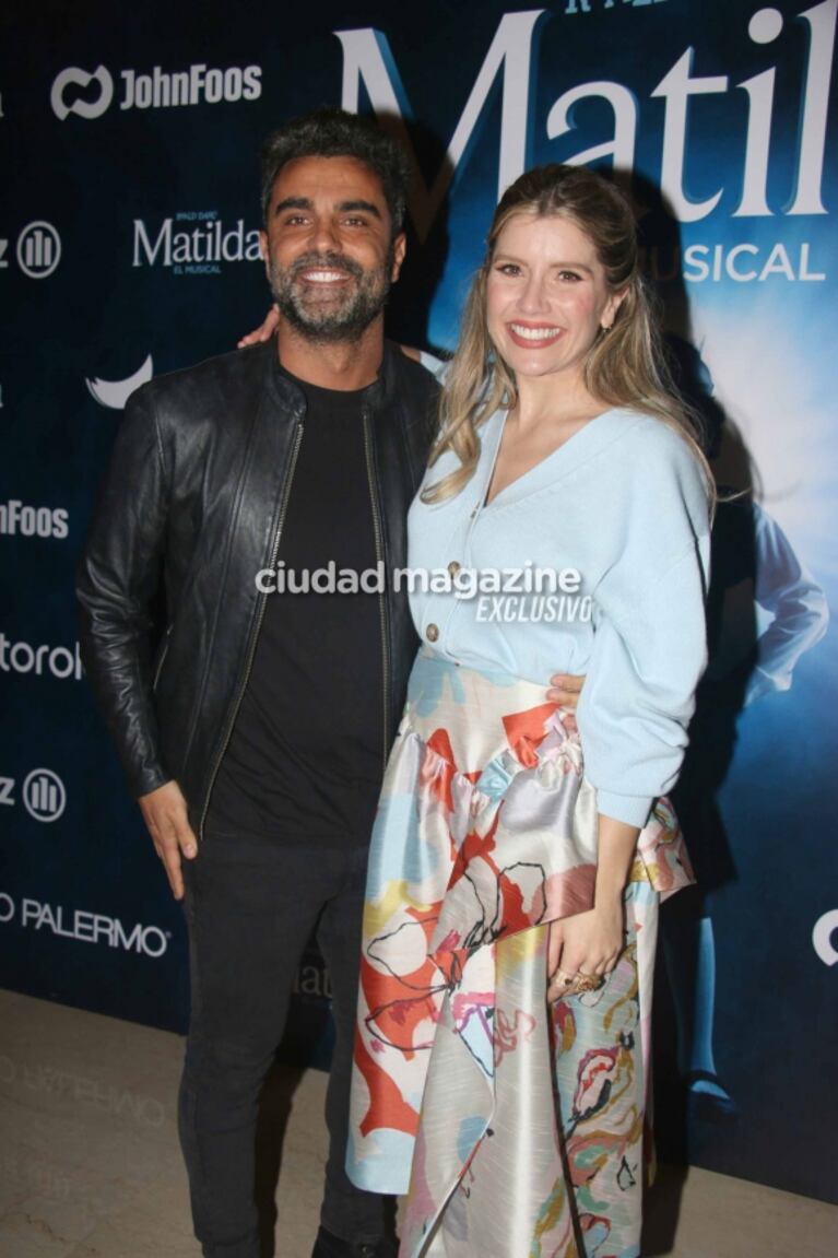 Laurita Fernández y Peluca Brusca, a los besos en la función de prensa de Matilda: las fotos de la pareja