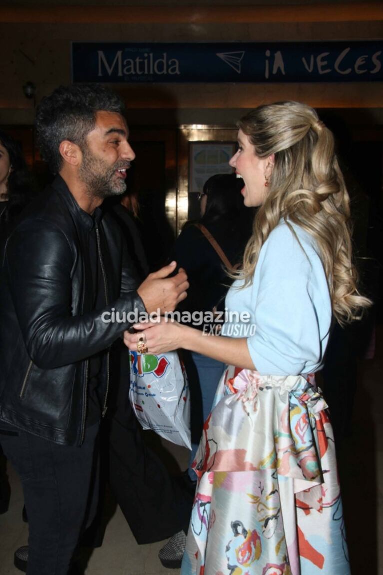 Laurita Fernández y Peluca Brusca, a los besos en la función de prensa de Matilda: las fotos de la pareja