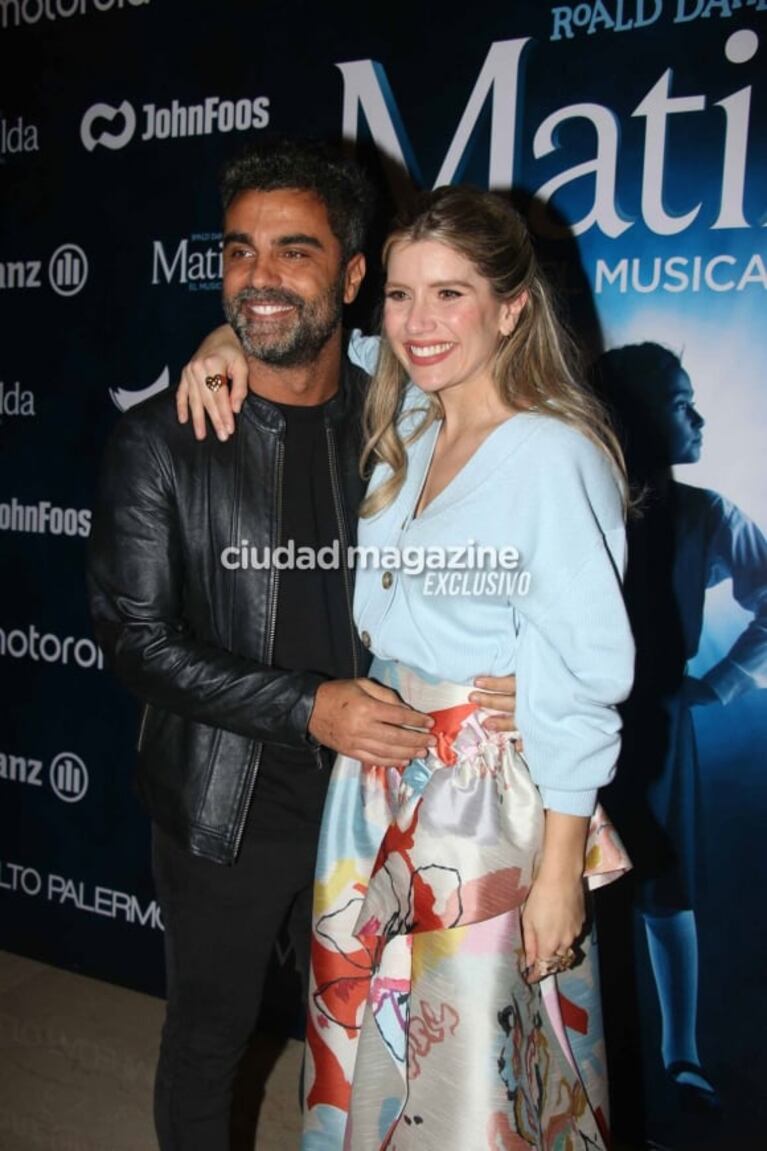 Laurita Fernández y Peluca Brusca, a los besos en la función de prensa de Matilda: las fotos de la pareja