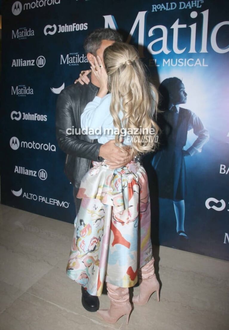 Laurita Fernández y Peluca Brusca, a los besos en la función de prensa de Matilda: las fotos de la pareja