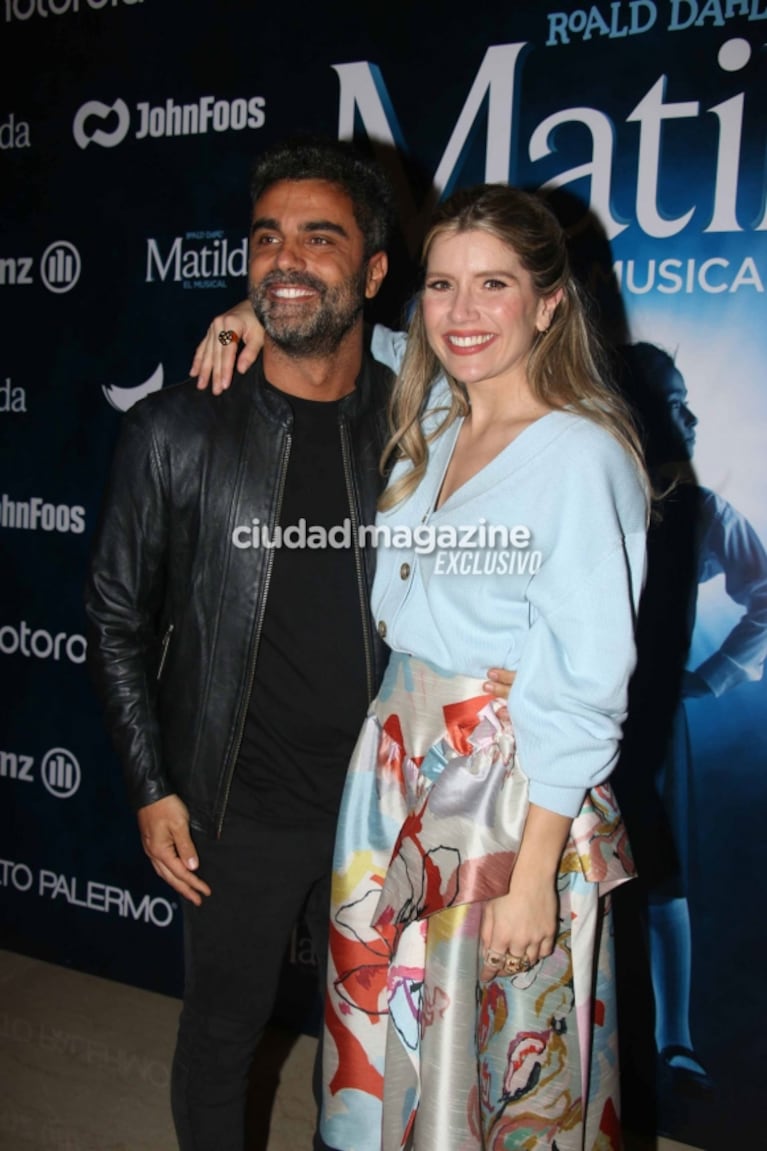 Laurita Fernández y Peluca Brusca, a los besos en la función de prensa de Matilda: las fotos de la pareja