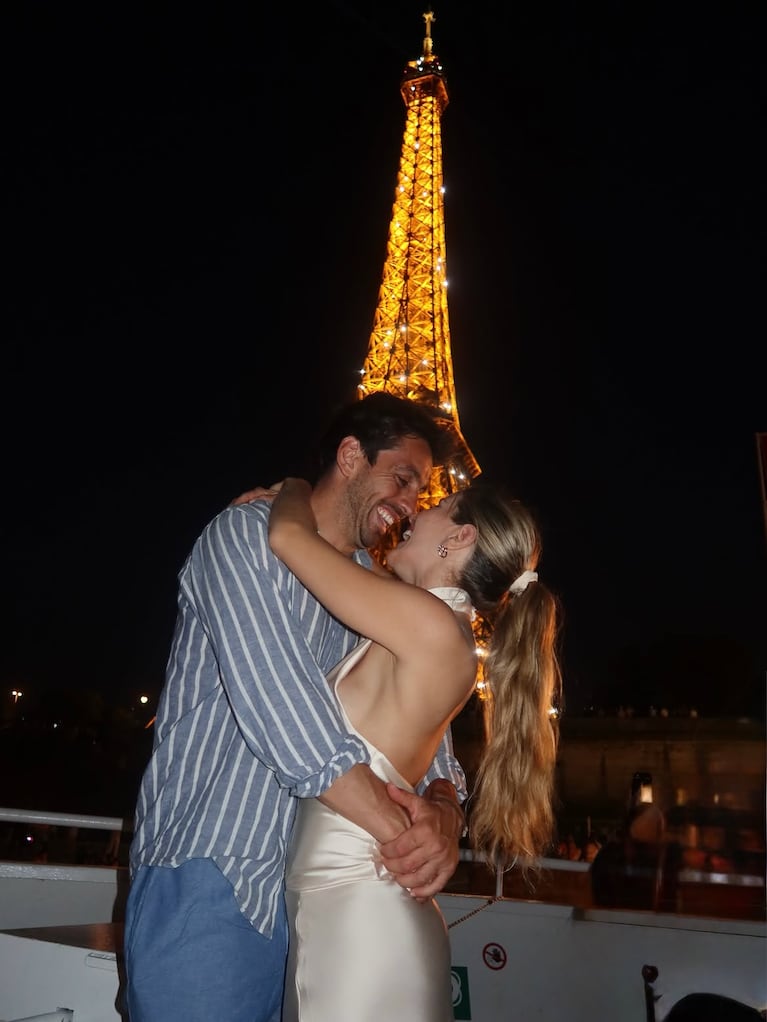Laurita Fernández y un abrazo frente a la torre Eiffel. Crédito Instagram @holasoylaurita