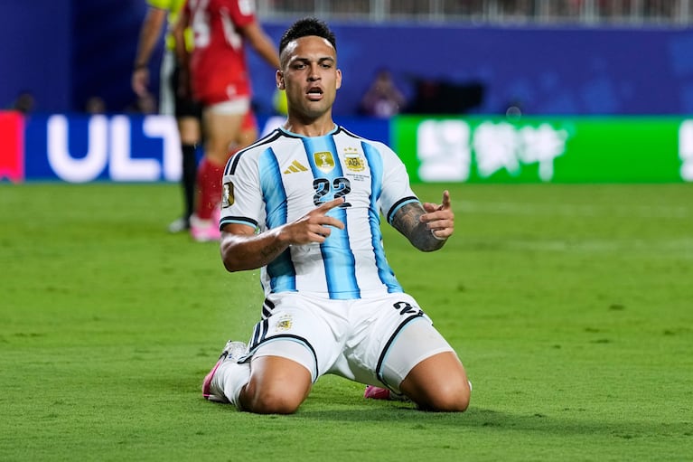 Lautaro Martinez festeja el tercero de Argentina frente a Suiza por los cuartos de final del Mundial 2026. (AP Photo/Charlie Riedel)