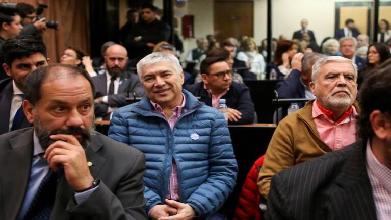 Lázaro Báez salió de la cárcel sin pagar fianza y los vecinos no lo dejaron entrar a su casa