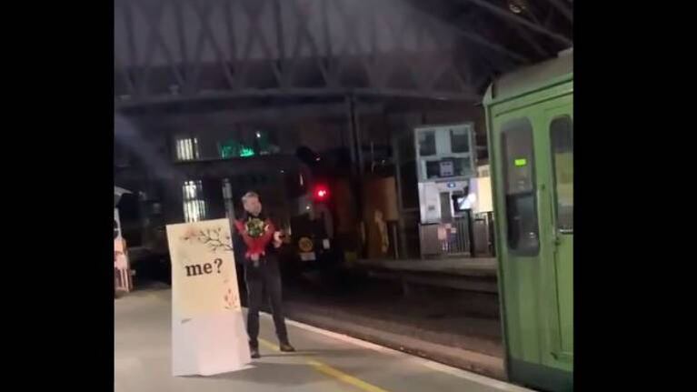 Le propone matrimonio a su novia maquinista cuando ella baja del tren