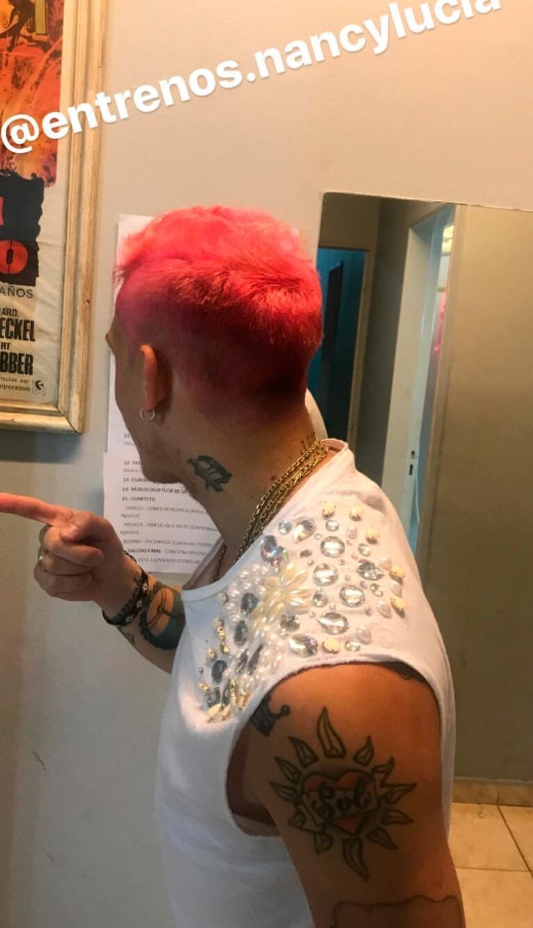 ¡Le puso color al verano! El cambio de look extremo del Polaco: cambió el platinado ¡por el fucsia! 