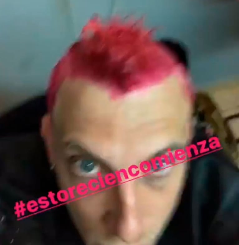 ¡Le puso color al verano! El cambio de look extremo del Polaco: cambió el platinado ¡por el fucsia! 