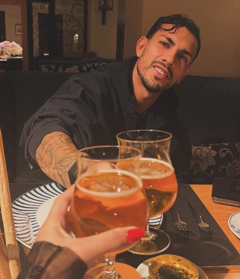  Leandro Paredes, distendido en una de las cenas de la escapada patagónica.
Fuente: Instagram
