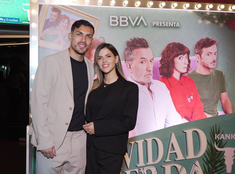 Leandro Paredes y Camila Galante fueron a ver Una Navidad de Mierda (Foto: prensa).