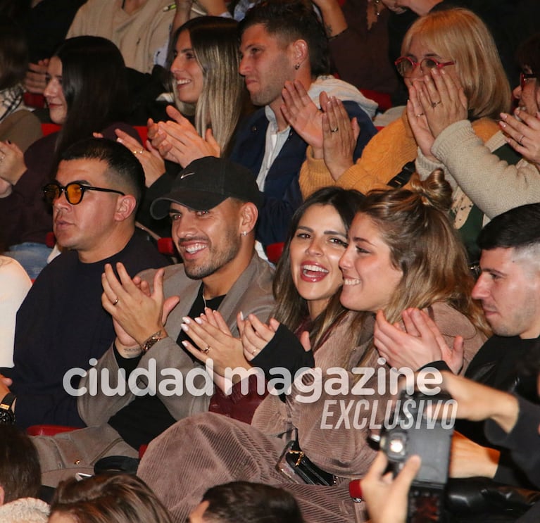 Leandro Paredes y Camila Galante revolucionaron el teatro al ver a Nicolás Cabré, Mariano Martínez y Bicho Gómez (Foto: Movilpress)