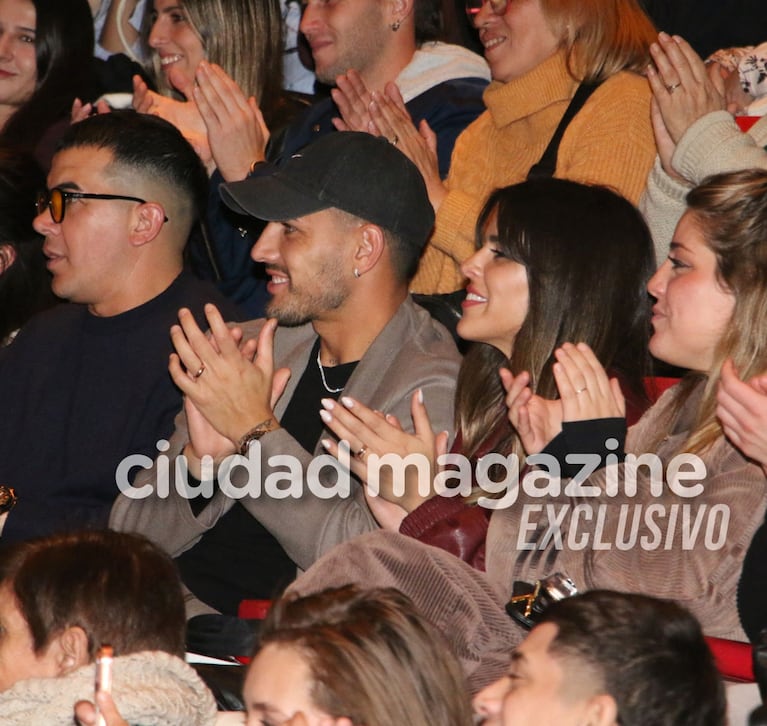 Leandro Paredes y Camila Galante revolucionaron el teatro al ver a Nicolás Cabré, Mariano Martínez y Bicho Gómez (Foto: Movilpress)