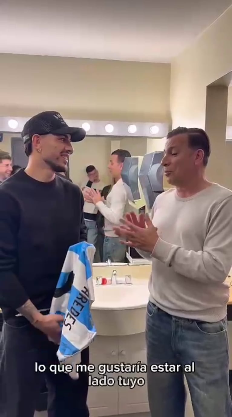 Leandro Paredes y Martín Bossi en el teatro (Foto: captura de video de prensa).