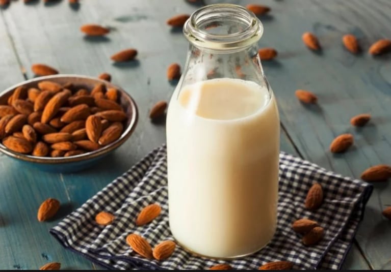 Leche de almendras: es naturalmente rica en varias vitaminas y minerales