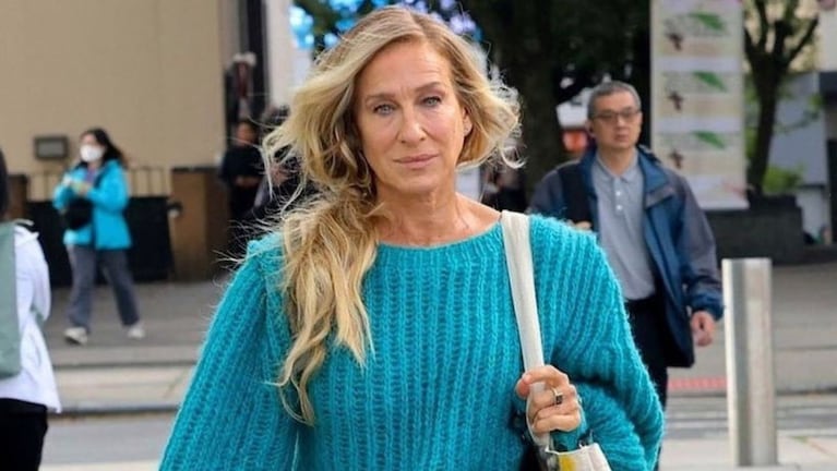Lejos de Carrie Bradshaw: Sarah Jessica Parker se hizo viral al caminar por Nueva York “de entrecasa” (Foto: Instagram/@jpphotography09)