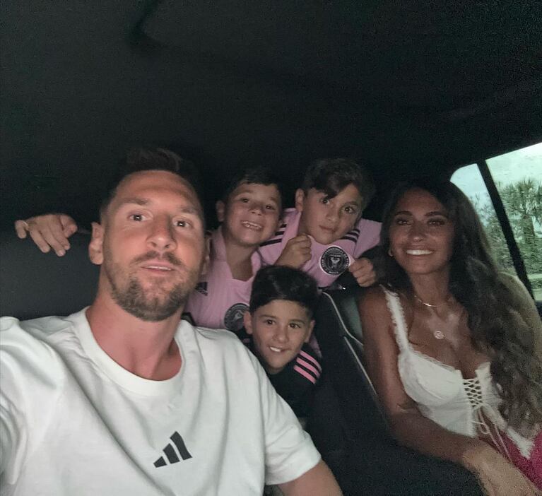 Leo Messi, Antonela Roccuzzo y sus hijos (Foto: Instagram @antonelaroccuzzo)