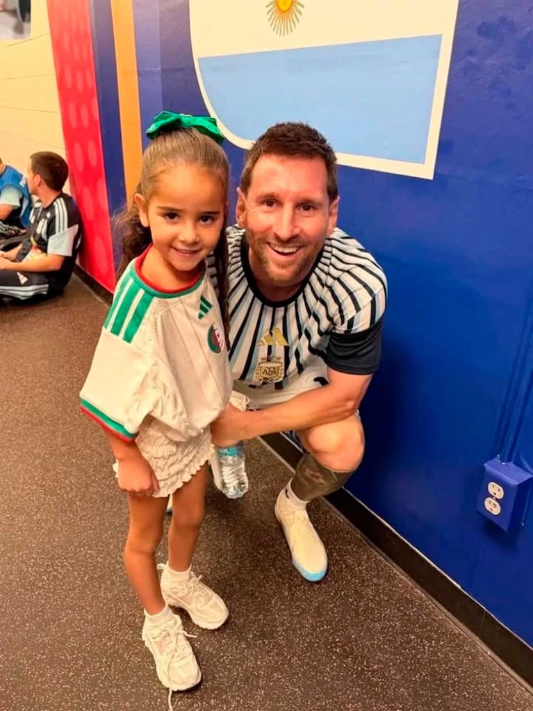 Leo Messi con la hija de Mahrez. (Foto: IG/taylorwardx).