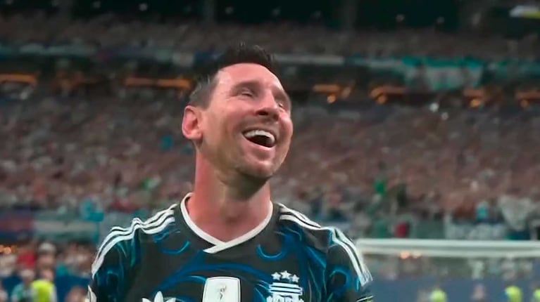 Leo Messi festejó la victora de Argentina 2-1 sobre Inglaterra (captura TyC Sports)