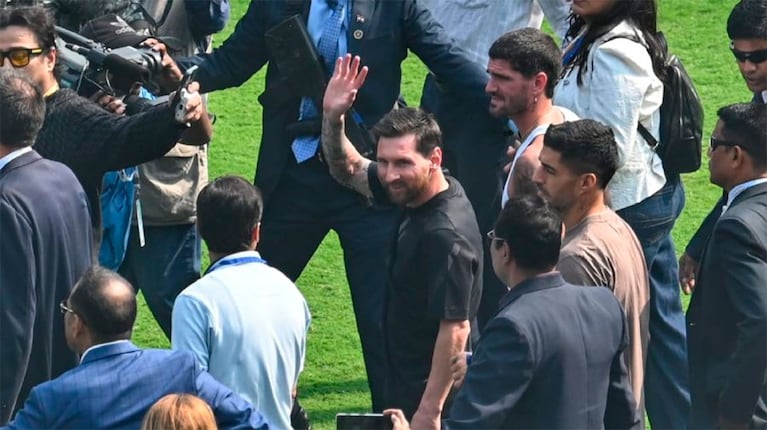 Leo Messi, Rodrigo de Paul y Luis Suárez en la India en el Salt Lake Stadium de Calcuta (Foto: redes sociales).