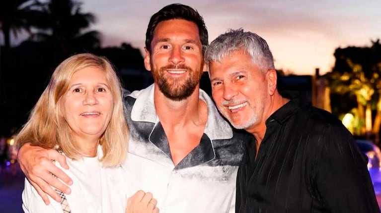 Leo Messi, su papá Jorge y su mamá Celia (Foto: Instagram @teamguineeofficiel)