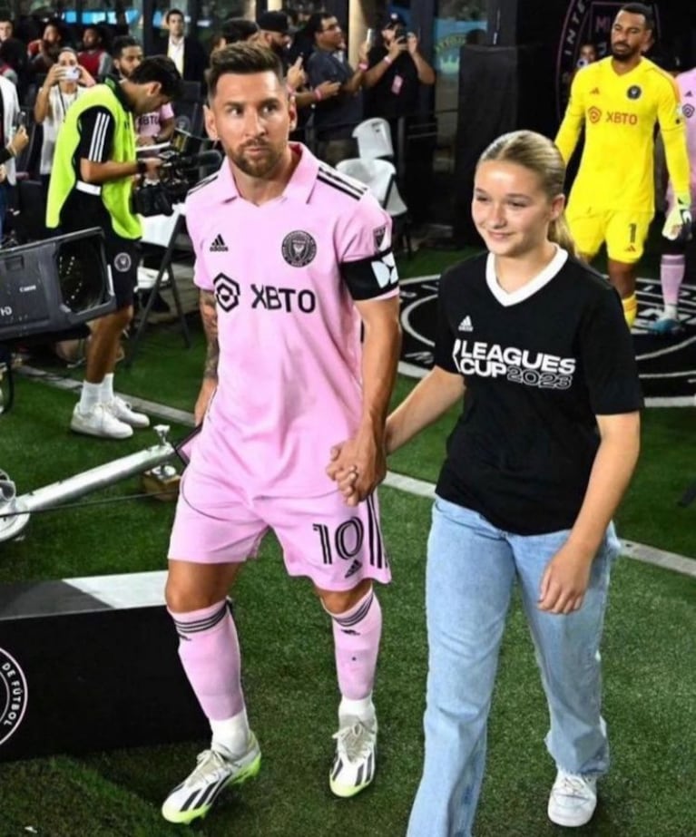 Leo Messi y Harper Seven Beckham en la cancha.