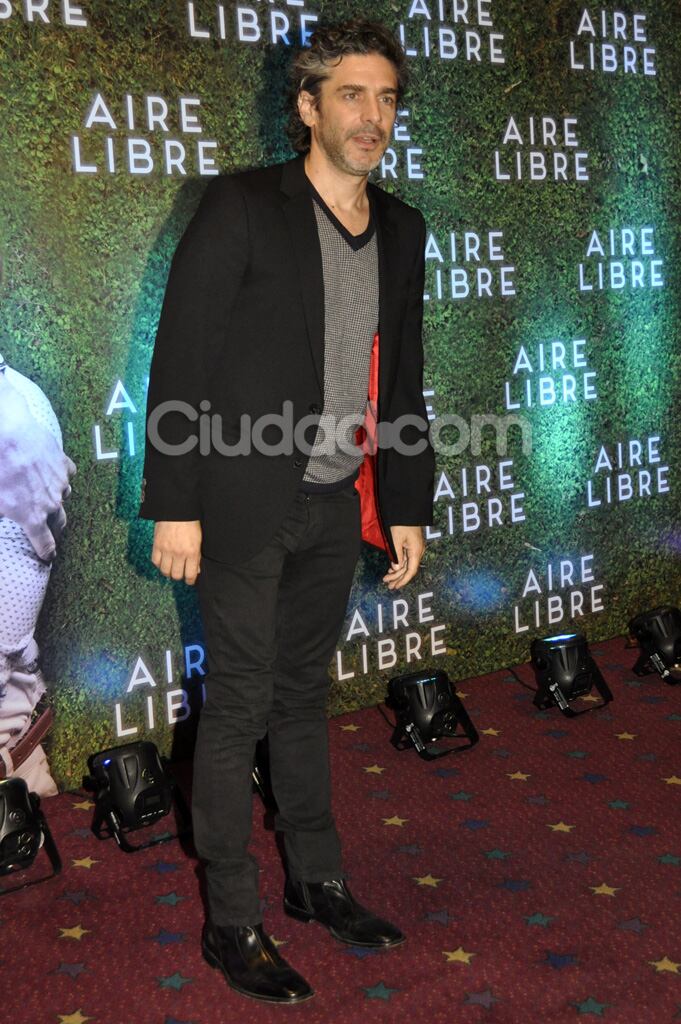 Leo Sbaraglia eligió un look casual pero elegante para el estreno de su peli. (Foto: Jennifer Rubio-Ciudad.com)