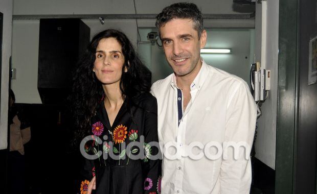 Leo Sbaraglia junto a su mujer, en los camarines del teatro (Foto: Jennifer Rubio). 