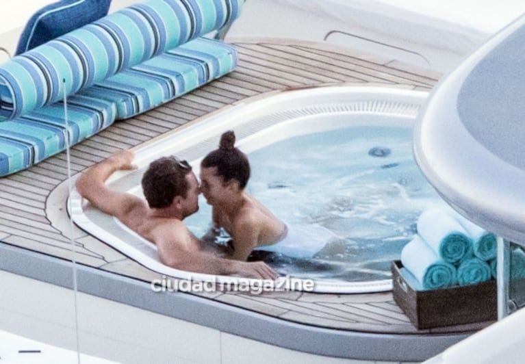 Leonardo DiCaprio, mimoso en un jacuzzi con su novia argentina, Camila Morrone, en Positano