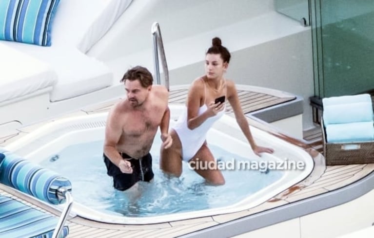 Leonardo DiCaprio, mimoso en un jacuzzi con su novia argentina, Camila Morrone, en Positano