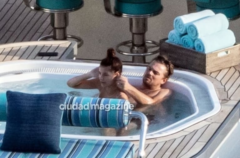 Leonardo DiCaprio, mimoso en un jacuzzi con su novia argentina, Camila Morrone, en Positano