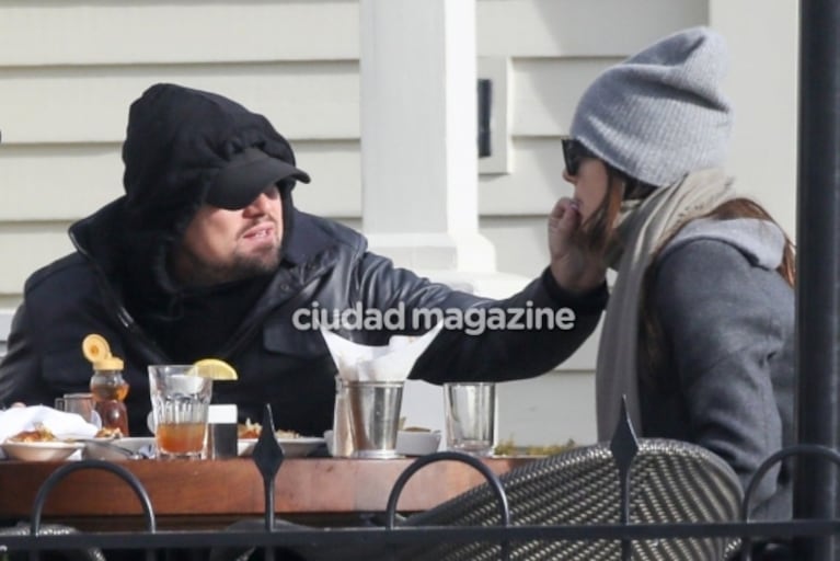 Leonardo DiCaprio y Camila Morrone, en una original salida prenavideña ¡comiendo hamburguesas! en Aspen