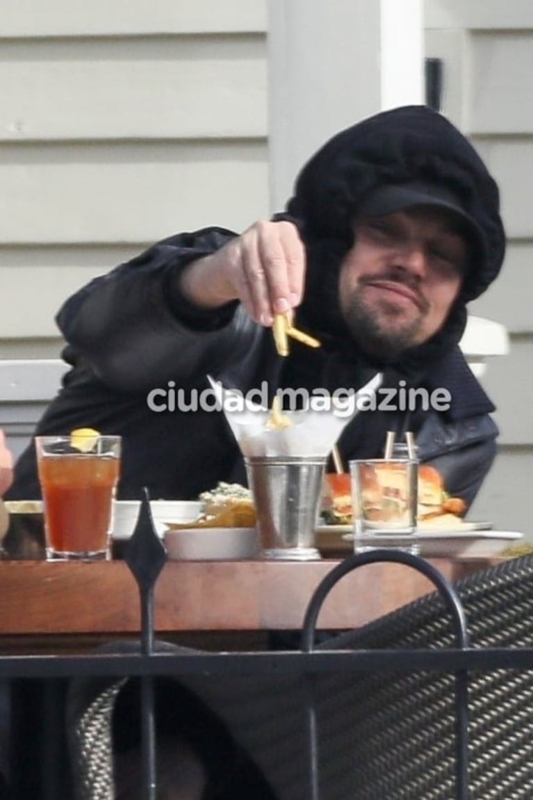 Leonardo DiCaprio y Camila Morrone, en una original salida prenavideña ¡comiendo hamburguesas! en Aspen