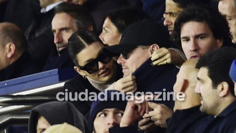 Leonardo DiCaprio y Camila Morrone, mimosos en un partido de la Champions League en París