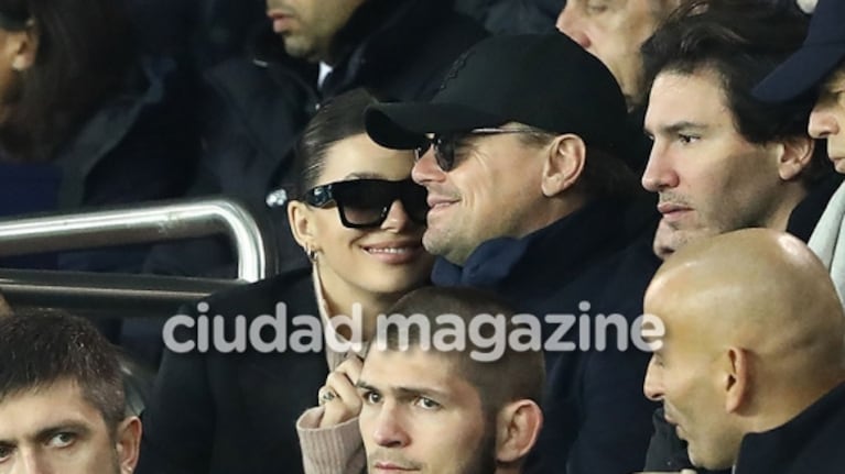 Leonardo DiCaprio y Camila Morrone, mimosos en un partido de la Champions League en París