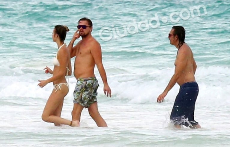 Leonardo DiCaprio y sus minivacaciones en Cancún: pancita sexy junto a una misteriosa morocha