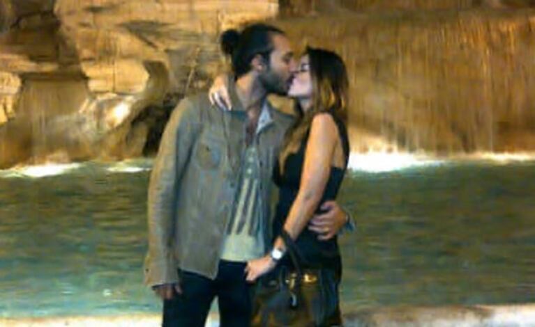 Leonardo Fariña y Karina Jelinek, en la Fontana di Trevi. (Foto: @Karijelinek)