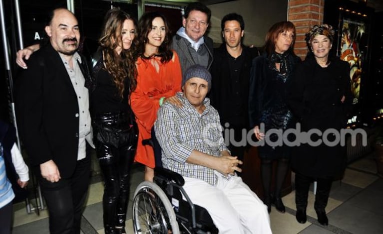 Leonardo Favio junto a elenco y directores de Juan y Eva. (Foto: Jennifer Rubio)