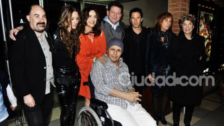 Leonardo Favio junto a elenco y directores de Juan y Eva. (Foto: Jennifer Rubio)