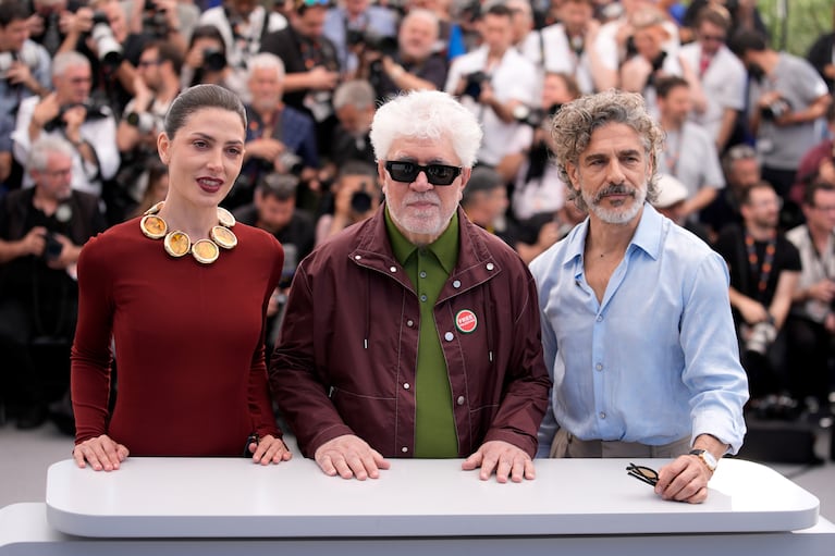 Leonardo Sbaraglia posó ante la prensa internacional junto a la actriz Bárbara Lennie y el aclamado director Pedro Almodóvar en el Festival de Cannes 2026 (Foto: AP).