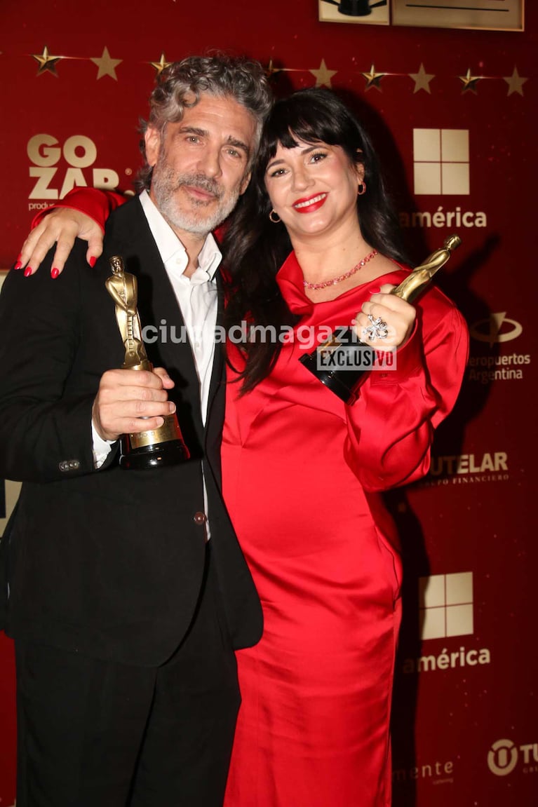 Leonardo Sbaraglia y Griselda Sicilianicon sus Martín Fierro de Cine y Series (Foto: Movilpress)