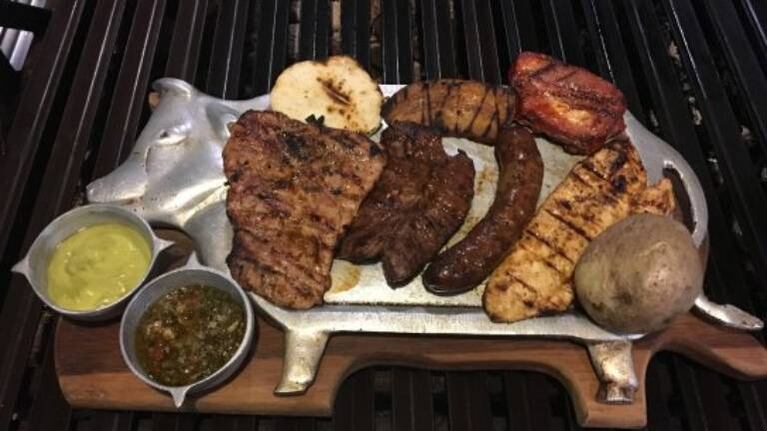 Les cobraron hasta el hielo: el ticket de una parrillada en Córdoba cuyo precio fue viral