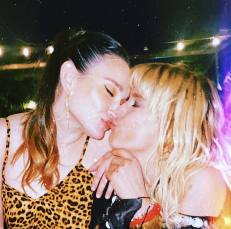 Leticia Brédice compartió la foto del "piquito" que le dio a Lali González: "Te amo" 