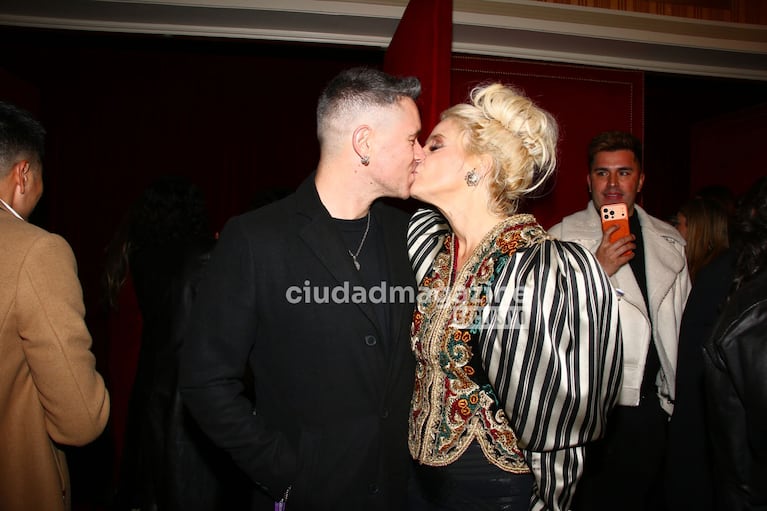 Leticia Brédice y su pareja en el estreno de la serie de Moria Casán (Foto: Movilpress).