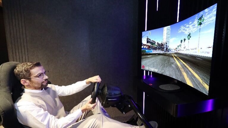 LG diseña una pantalla flexible de 48 pulgadas que puede curvarse para jugar a videojuegos. Foto: DPA.