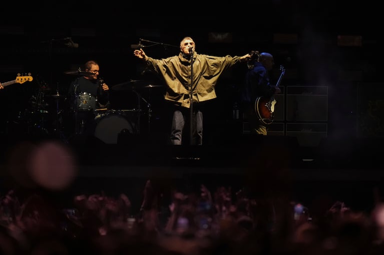 Liam Gallagher de Oasis se presenta durante su gira mundial en la Ciudad de México, el viernes 12 de septiembre de 2025. (Foto AP/Eduardo Verdugo)