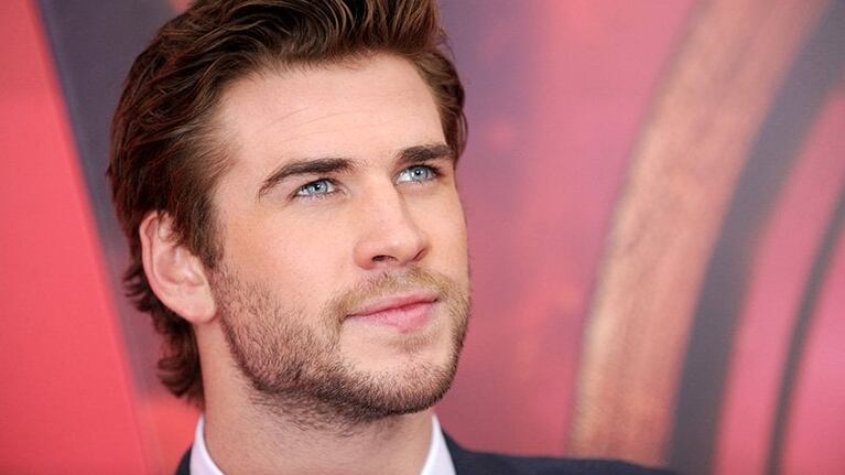 Liam Hemsworth se hizo un tatuaje de libélula en el brazo